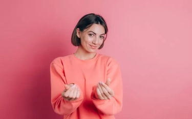 6 Tanda Bahasa Tubuh yang Jarang Diketahui Bahwa Seseorang Sangat Tertarik kepada Kamu