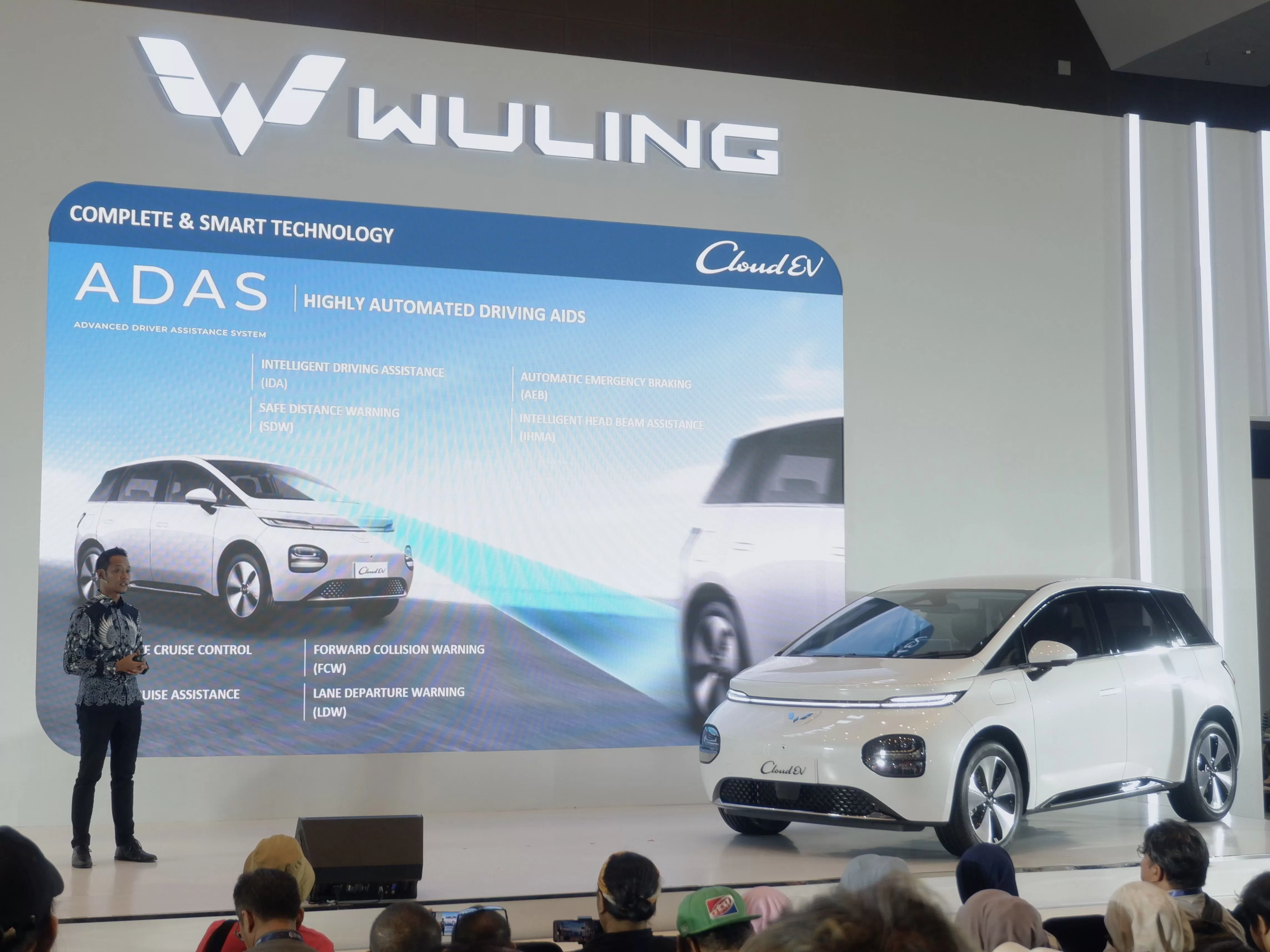 Wuling Luncurkan Cloud EV, Langsung Saja 'Adu Banteng' dengan BYD Dolphin, Simak Perbandingannya