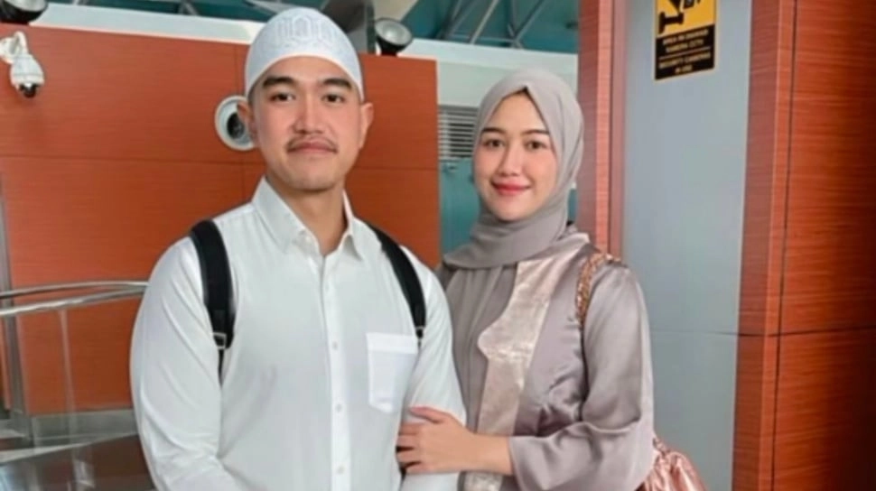 5 Potret Erina Gudono Saat Umroh, Padankan Belt Hermes dengan Berbagai Abaya