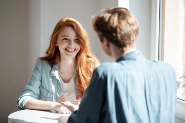 4 Tips Bahasa Tubuh Ini Bisa Membuat Siapa Pun Menginginkan Anda, Salah Satunya Lewat Senyuman