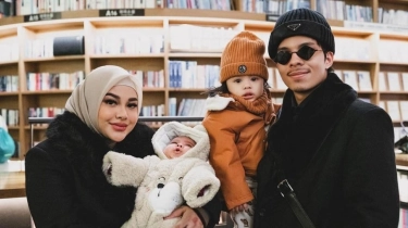 Eksis di TV sejak Dini, Manisnya Gaya Ameena dan Azura Kembaran Baju Branded saat Syuting