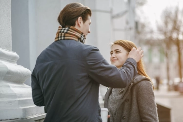 6 Indikator Bahwa Seseorang Semakin Menyukaimu, Rasa Cintanya Tak Tertahankan Bila di Dekat Anda!