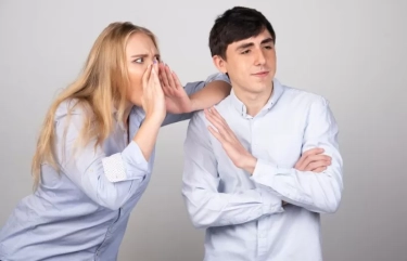 7 Hal Ini Tidak Pernah Dilakukan oleh Orang yang Berprestasi Tinggi saat di Depan Umum, Salah Satunya Menyebarkan Gosip