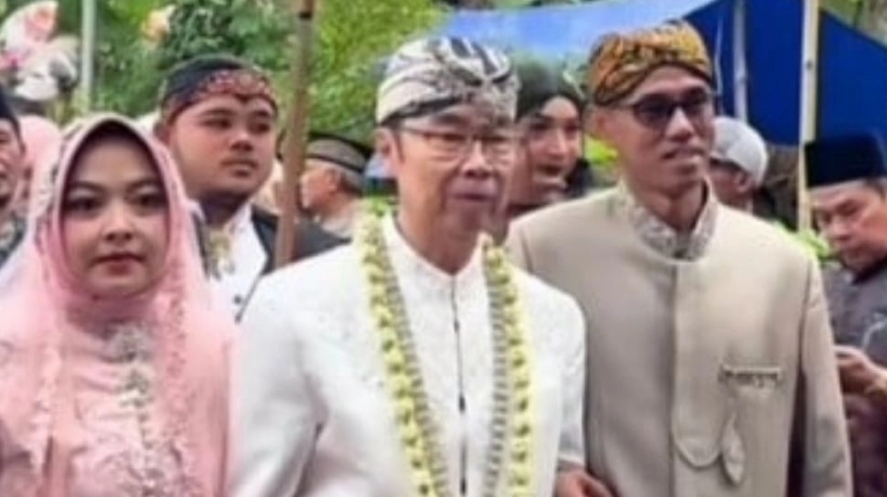 Wajah Bahagia Duda 60 Tahun Nikahi Mahasiswi 19 Tahun, Ekspresi Amelia Sri Jadi Sorotan