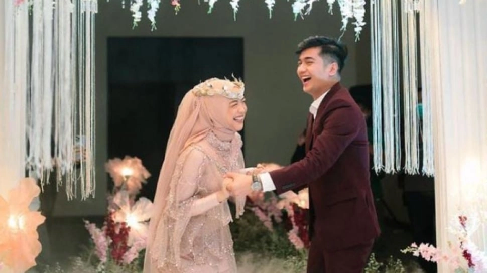 Beda Ekspresi Teuku Ryan di Depan dan Belakang Kamera, Auto Peluk Ria Ricis Saat Tahu Direkam