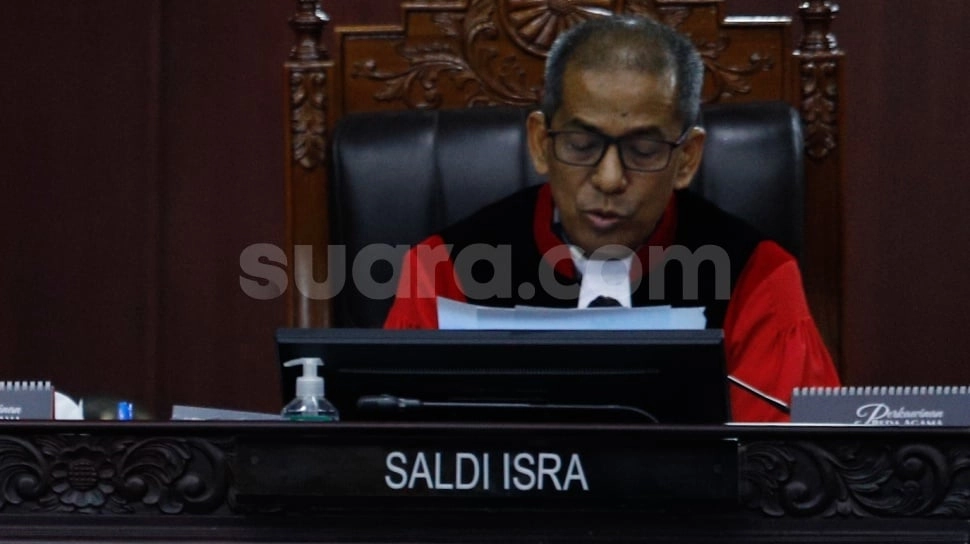 Momen Saldi Isra Geram kepada Pemohon dari Demokrat: Anda Bisa Dilarang Nggak?
