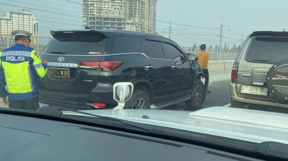 Simsalabim, Plat Polri Fortuner Kecelakaan di Tol MBZ Berubah Sekejap Menjadi Plat Umum