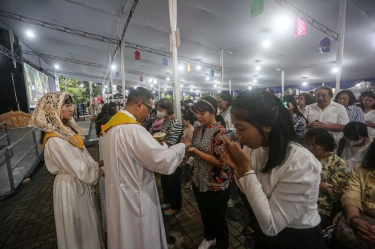 Tim Gegana Sterilisasi Area Gereja Katedral Jakarta Jelang Misa Peringatan Kenaikan Yesus
