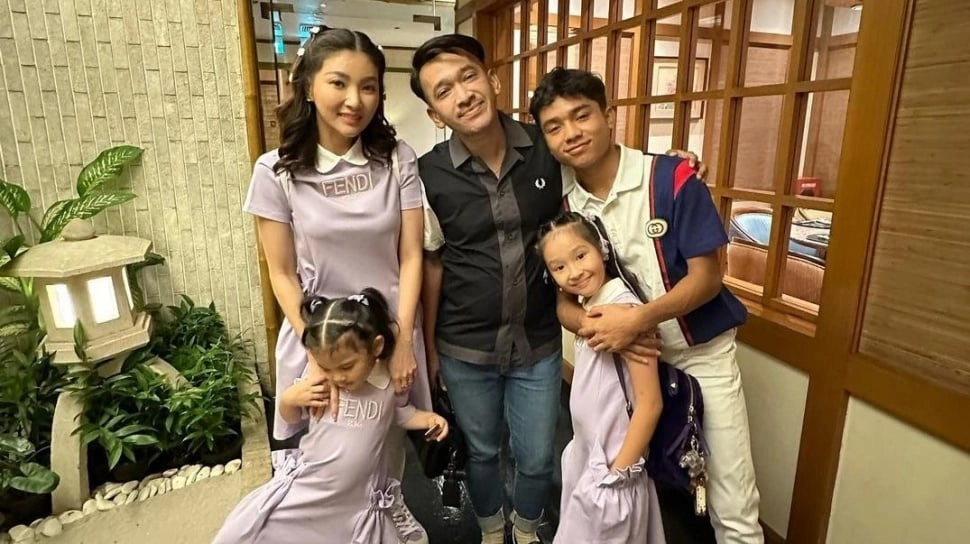 Ruben Onsu Asyik Liburan Bareng Anak di Taman Safari, Sarwendah Kok Enggak Ikut?