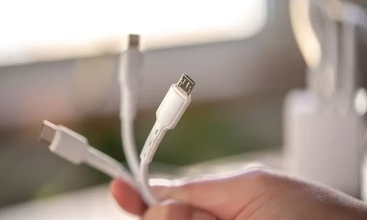 5 Kebiasaan Buruk yang Bikin Charger HP Jadi Tidak Awet, Apa Saja?
