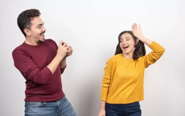 Ladies! Jika Seorang Pria Menunjukkan 8 Perilaku Ini, Dia Sangat Tertarik kepada Anda Menurut Psikologi