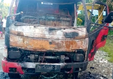 OTK Bakar Dua Ekskavator dan Dua Truk Proyek di Yapen