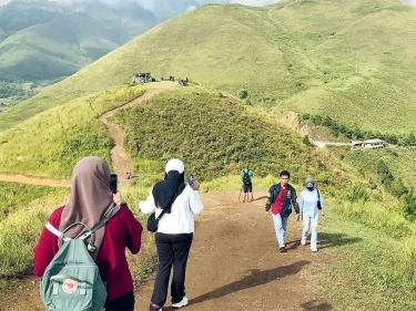 Berwisata Alam di Samosir, Dipeluk Pegunungan dan Dimanjakan Kilau Danau Toba