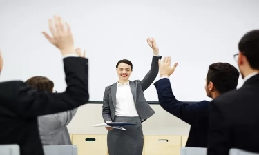 5 Urutan Zodiak yang Suka Caper Sama Doi dengan Berbagai Cara