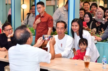 Presiden Jokowi Sapa masyarakat dan Santap Nasi Goreng di Kendari