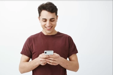 7 Makna Ketika Pria Menyukai Postingan Foto Selfie Perempuan di Media Sosial, Ternyata Ada yang Sengaja Bikin Cemburu?