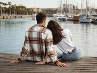 Dia Mengingat Hal-Hal Kecil Tentangmu? Kenali 13 Tanda Perempuan Sangat Mencintaimu
