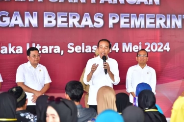 Salurkan Bantuan Beras 10 Kg di Kolaka Utara, Presiden: Berdoa Agar Bisa Diteruskan Sampai Desember