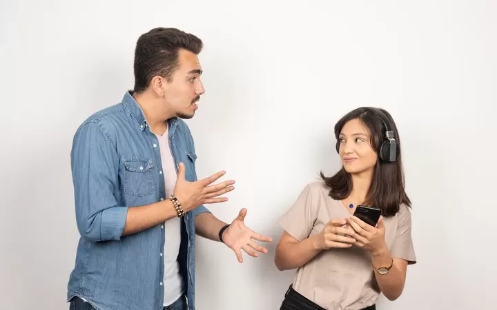 7 Ciri-ciri Seorang Perempuan Tertarik Padamu, Dia akan Menampilkan Beberapa Perilaku Berikut!