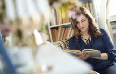 8 Ciri Unik yang Membuat Perempuan Sangat Menarik, Cerdas hingga Percaya Diri : Apakah Kamu Salah Satunya?