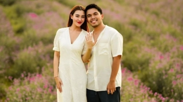 Intip Momen Romantis Thariq Halilintar Saat Melamar Aaliyah Massaid, Busana Simpel Serba Putih Bikin Adem!