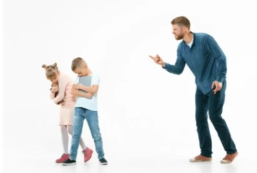 7 Ciri-ciri Parenting yang Toxic, Salah Satunya Pernah Bentak Anak di Depan Umum, Ayah-Bunda Wajib Hindari!