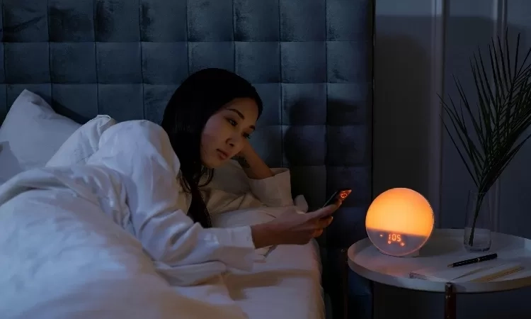 8 Tips agar Bisa Kembali Tidur di Tengah Malam, Salah Satunya Hindari Cahaya Biru dari Ponsel