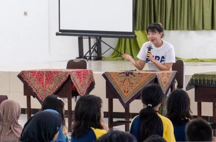 Terobosan Keren! Mahasiswa Internasional Program BIPA Mengajar di Labschool Unesa
