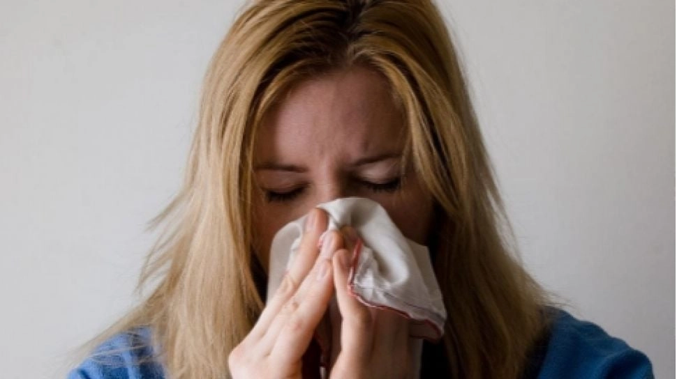 5 Tips Mengatasi Hidung Tersumbat Karena Pilek, Minum Air Lemon Bagus Gak?