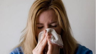 5 Tips Mengatasi Hidung Tersumbat Karena Pilek, Minum Air Lemon Bagus Gak?