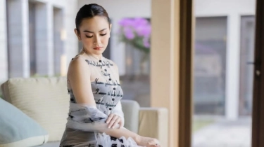 Uniknya Bridal Robe Mahalini yang Dipakai Resepsi di Bali, Berhiaskan Bordir Lirik 'Satu Tuju'