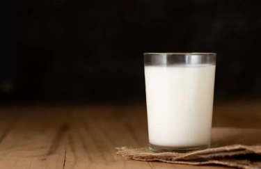 Apakah Benar Minum Susu Sebelum Tidur Baik? Begini Penjelasan dan Efeknya pada Tubuh