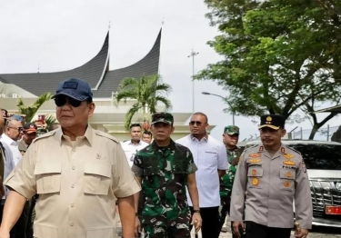 Prabowo Dinilai Responsif Tinjau Korban Banjir Bandang di Sumatera Barat