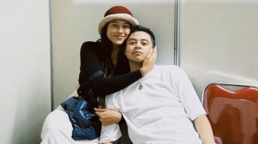5 Potret Romantis Bastian Steel dan Sitha Marino, Akhirnya Tunangan setelah Pacaran 4 Tahun