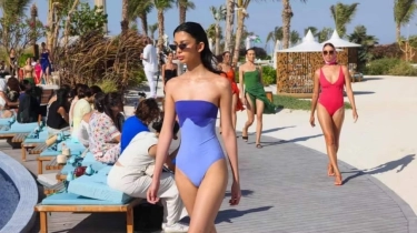 Pertama Dalam Sejarah Arab Saudi Jadi Tuan Rumah Fashion Show: Model Pamer Baju Renang dan Pakaian Terbuka