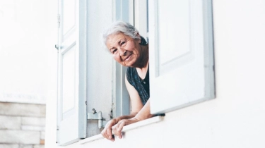 Bukan Mistis, Ini 8 Arti Mimpi Nenek Meninggal: Merindukan Sosok Hangat!