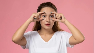 Ciri-ciri Katarak di Usia Muda, Termasuk Penglihatan Buram?