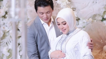 7 Potret Syahrini Pamerkan Baby Bump, Dikecup Mesra Reino Barack
