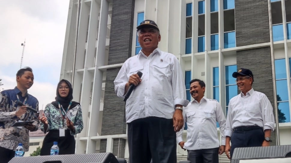 Sri Mulyani Berani Pakai Topi Keramat Basuki Hadimuljono: Nanti Dia Gak Bisa Kerja Bu