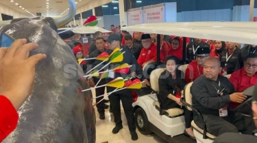 Megawati 3 Menit Lihatin Patung 'Banteng Tegar Walau Terpanah'  di Arena Rakernas PDIP