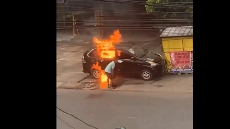 Diduga Bawa BBM Pertalite, Mobil Ini justru Terbakar Hebat usai Tabrak Gerobak di Pinggir Jalan