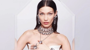 Bella Hadid Kenakan Kain Keffiyeh di Cannes Film Festival, Berapa Harganya?