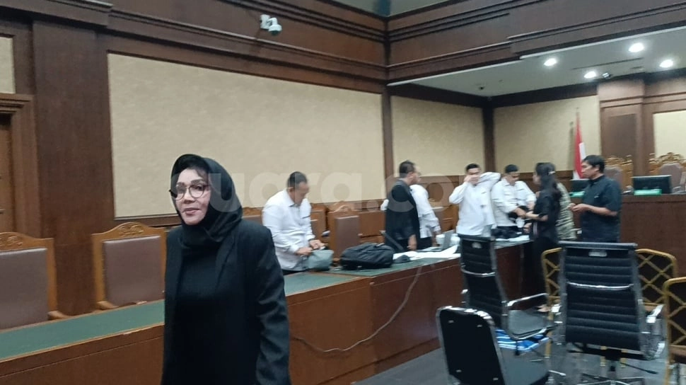Anak Cucu Salaman Dengan SYL Usai Sidang, Istri Cuek Langsung Pergi