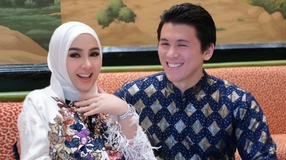Bercanda Bareng Syahrini, HP Reino Barack Bikin Salfok: Pantas Zoomnya Gak Main-main