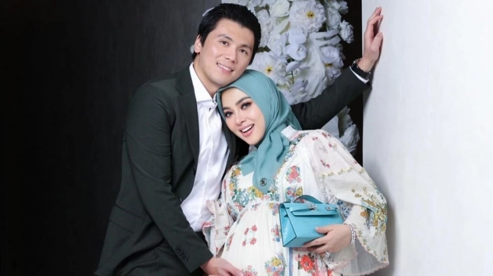Syahrini Kembali Pamer Perut Besar Bareng Reino Barack, Harga OOTD dari Tas hingga Sepatu Bukan Main