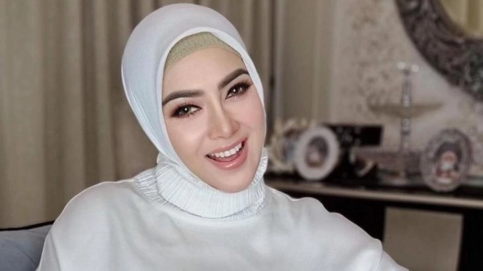 Tips Makeup Simpel ala Syahrini: Rahasia Riasan Tetap Flawless meski Tak Pakai Bedak