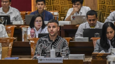 Momen Calvin Verdonk Nyanyikan Indonesia Raya di Sidang DPR, Ekspresi Penuh Senyuman