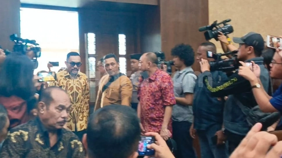 Granita Ormas Sayap NasDem Bagi-bagi Sembako Pakai Duit Kementan, Sahroni: Pasti Semua Orang Tua Belain Anak!