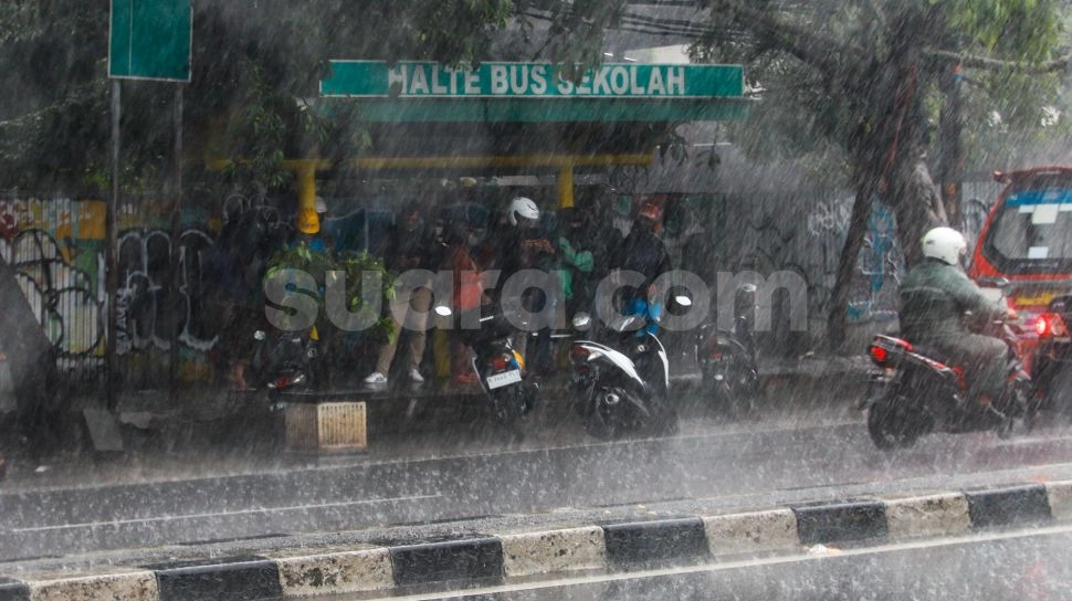 Peringatan BMKG, Cuaca Ekstrem Tetap Landa Indonesia Meski Masuk Musim Kemarau