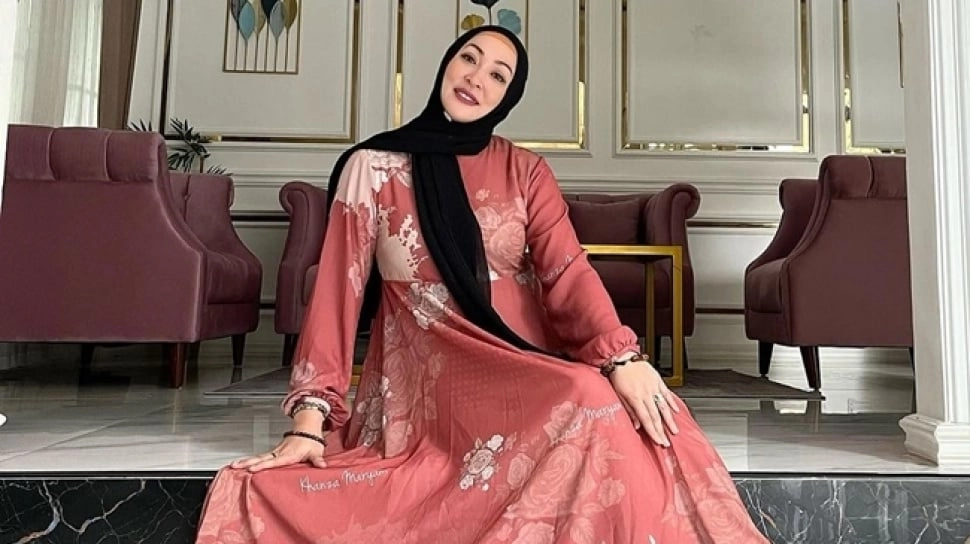 5 OOTD Hijab Ala Angelina Sondakh, Aura Mantan Puteri Indonesia Tak Pudar